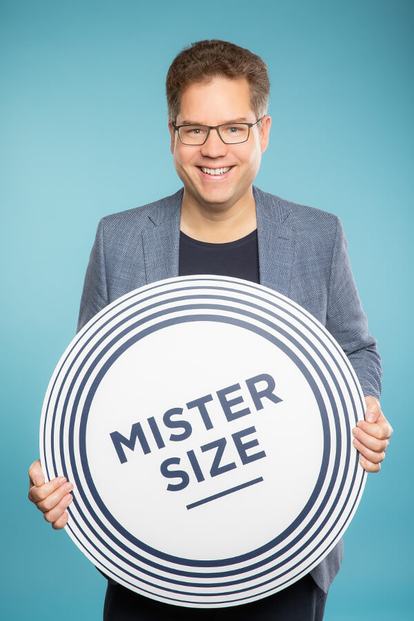 Jan Vinzenz Krause with MISTER SIZE Logo